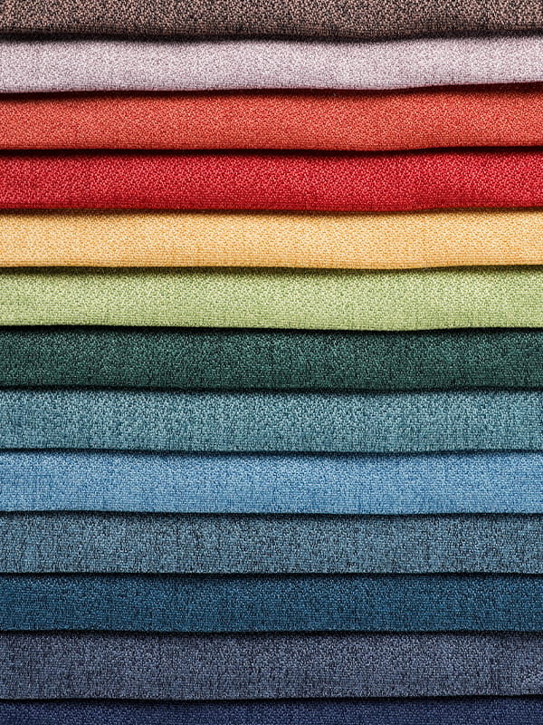 Poileistear agus fabraic línéadaigh do tolg Gurigi